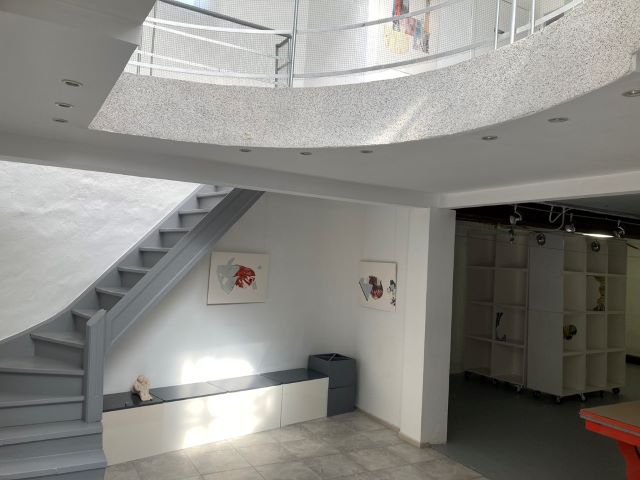 Overzicht van een lichte galerij met meerdere abstracte werken van Adelina Iantcheva