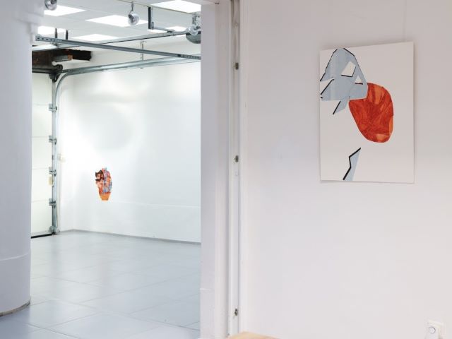 Twee abstracte werken van Adelina Iantcheva in aangrenzende witte galerieruimtes