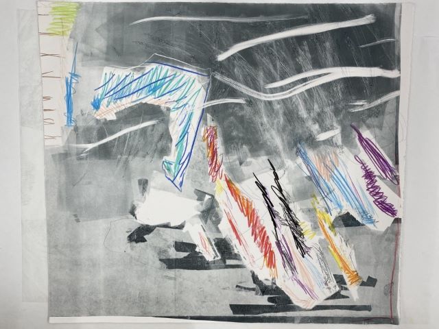 Grijze gelaagde compositie met witte banen en energieke lijnen in blauw, rood en paars