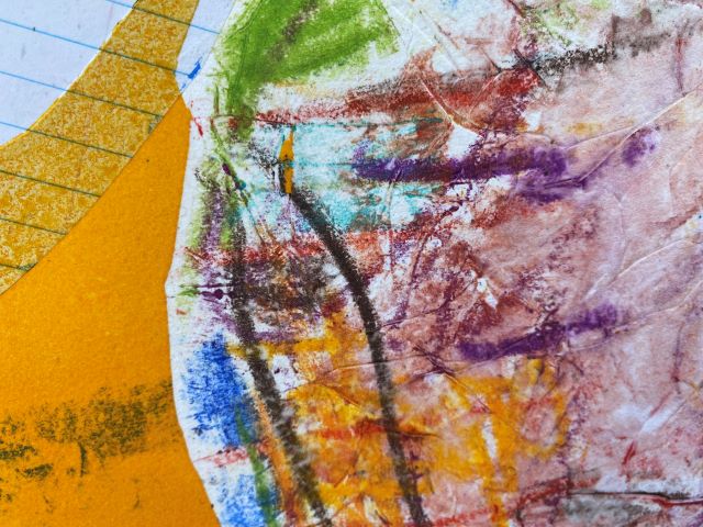 Abstract detail met okergeel papier, transparante roze lagen en groene en blauwe tekenlijnen