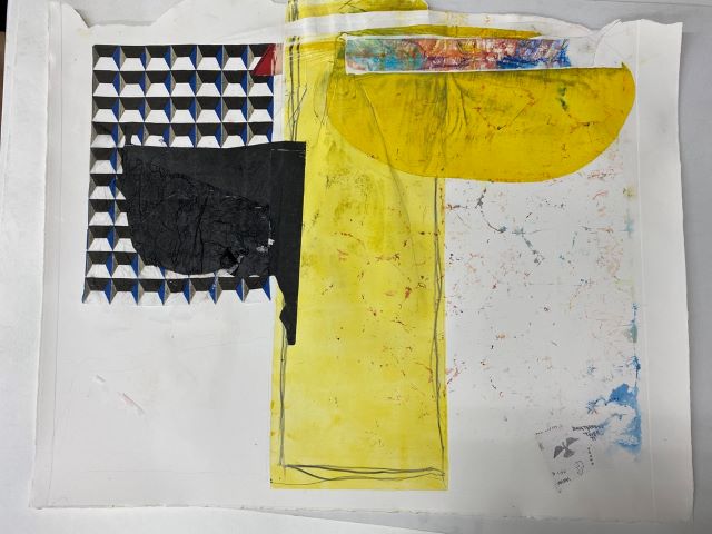 Gelaagd grafisch werk met een groot geel vlak, een zwart raster en collagemateriaal