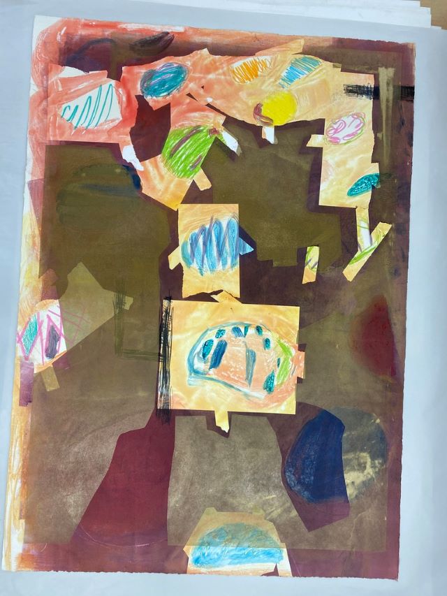 Gelaagde grafische compositie met aardetinten en felgekleurde getekende vormen
