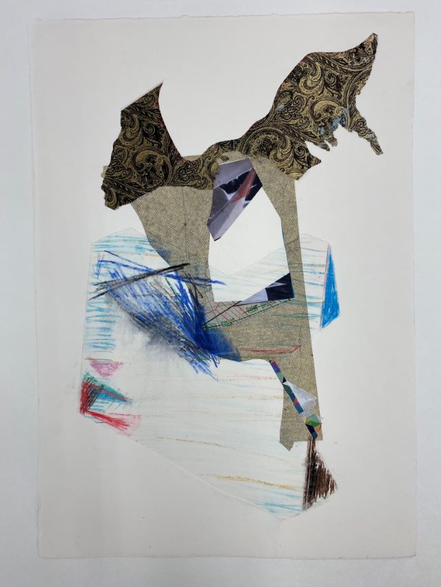 Collage van goudkleurig patroonpapier, blauwe krijtlijnen en transparante beige vormen
