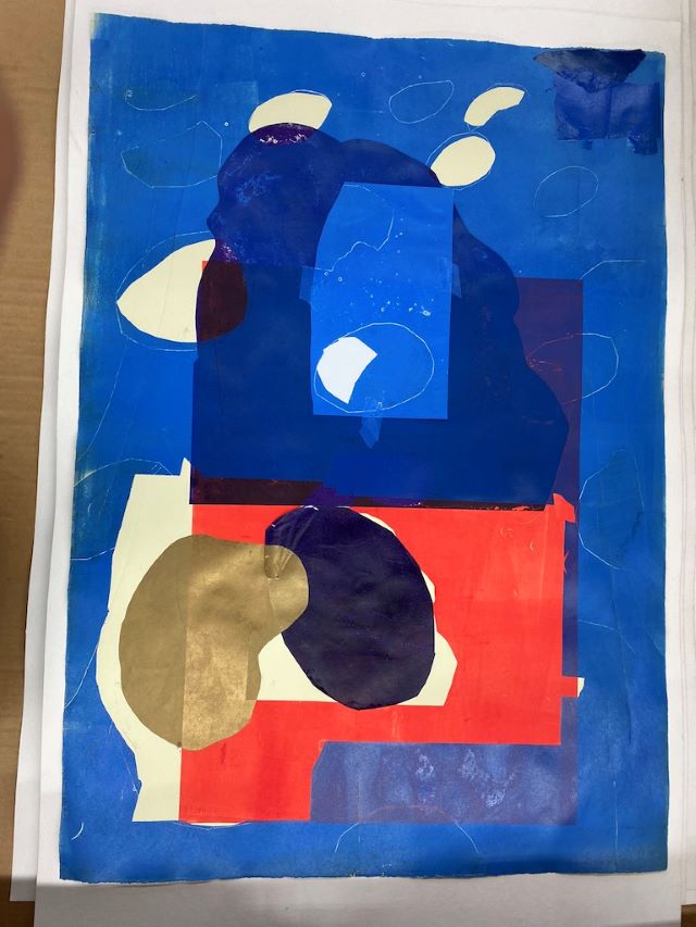 Abstract grafisch werk met intense blauwe vlakken en rode en goudkleurige vormen