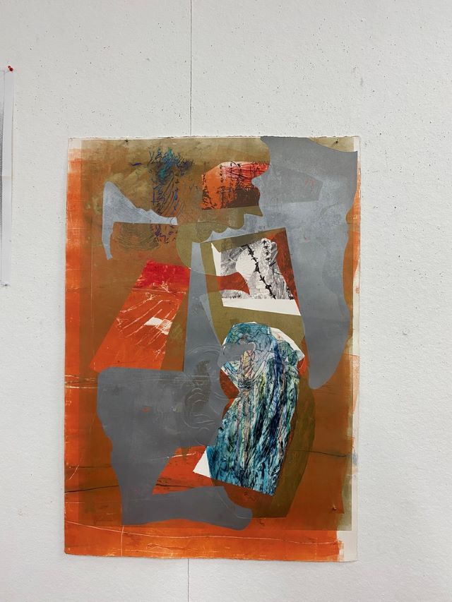 Gelaagd oranje en grijs werk met collagefragmenten en een turquoise getekende vorm