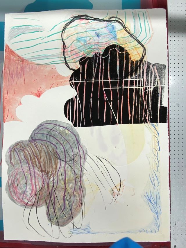 Lichte grafische compositie met zwarte, roze en paarse wolkachtige vormen en vrije lijnen