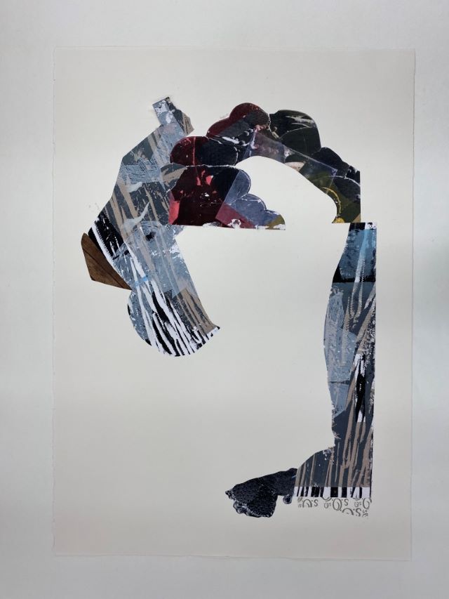 Open abstracte compositie van gebogen grijze, blauwe en donkerrode vormen