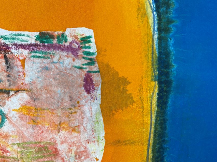 Abstracte uitsnede met een oranje kleurvlak, blauwe ondergrond en transparante getekende laag